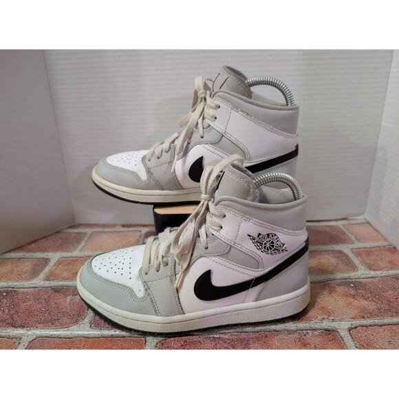 Size 7 - Women's - 5.5 Men Nike Air Jordan 1 Mid Light Smoke Grey Fog BQ6472-015 - Picture 4 of 10